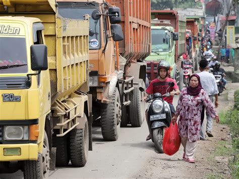 Parung Panjang Macet Total Imbas Sopir Truk Tambang Demo Jam Operasional