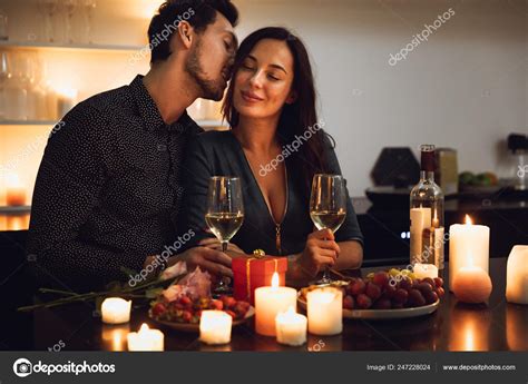 Beau Couple Passionn Ayant D Ner Romantique Aux Chandelles Maison