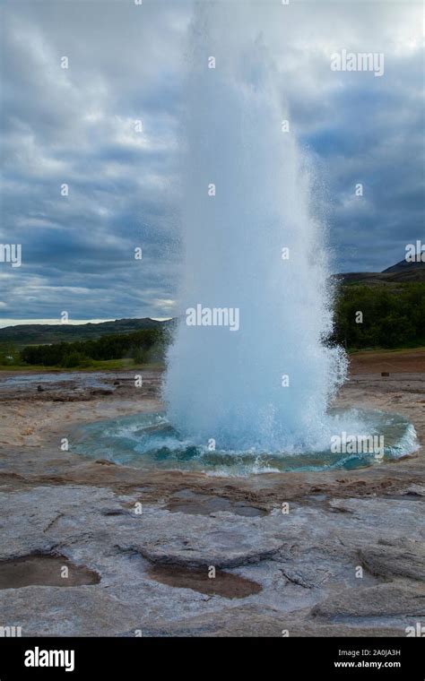 Geiser Strokkur. Región de Geysir. Islandia Stock Photo - Alamy