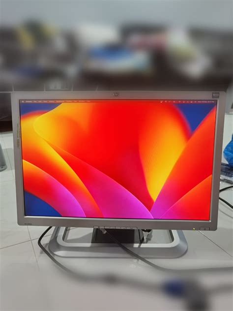 HP L2045w Widescreen LCD Monitor 20 1 Silver Carbonite Computers