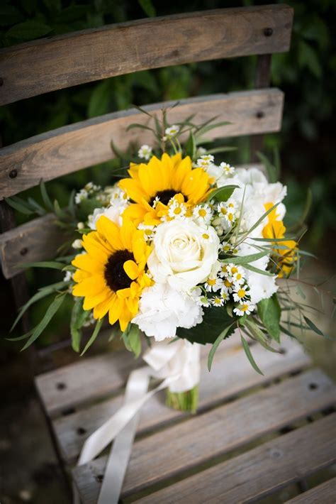 25 Amazing Sunflower And Rose Bouquet Weddingtopia Sunflower