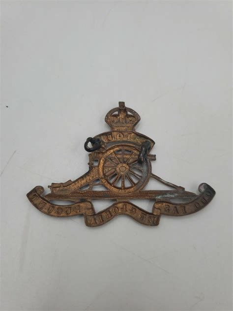 WWI Royal Artillery UBIQUE Quo Fas Et Gloria Ducunt Metal Cap Badge