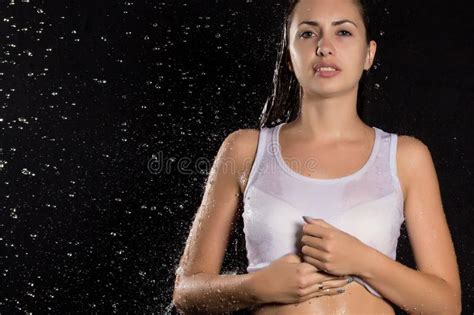 Menina Molhada Bonita Tatuagem Sob A Chuva Foto De Stock Imagem