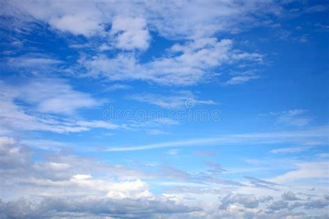 Cielo Azul Con Nubes Blancas Suave Fondo Natural Imagen De Archivo