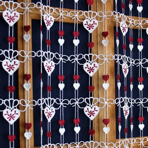 Brise bise léger en macramé avec motif de petits coeurs brodé rouge