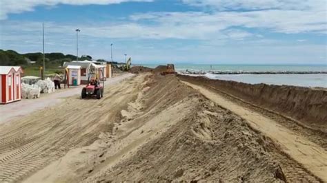 Maltempo In Veneto Dopo La Mareggiata A Jesolo Ruspe Al Lavoro Per