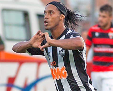 Ronaldinho to remain with Atletico Mineiro in 2013 - Sports Illustrated