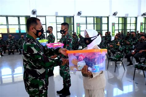 Wakili Danrem Kasrem Tatag Serahkan Bingkisan Lebaran