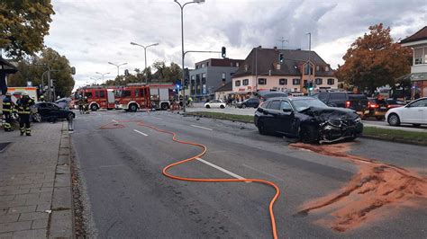 Schwerer Unfall an Kreuzung in München Auto in Brand Personen in Klinik