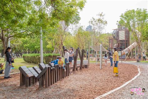 高雄親子景點》中央公園 遛小孩囉 小孩放電好地方，滑草皮玩沙溜滑梯等多項遊具設施，還有樹蔭可野餐 咕溜魚曬魚趣 美食、旅遊、親子