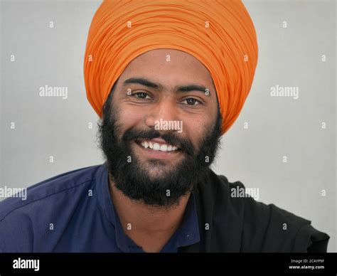 El Joven Y Guapo Devoto Indio Sikh Con Barba Negra Y Ojos Sonrientes