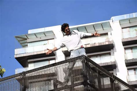 Pathaan TV Premiere Shah Rukh Khan Greets Excited Fans Outside Mannat