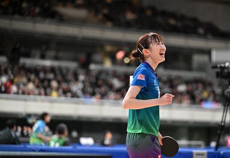 女子シングルス決勝で張本美和（奥）を破って2連覇し、笑顔を見せる早田ひな（撮影・中村太一） 写真｜【西日本新聞me】