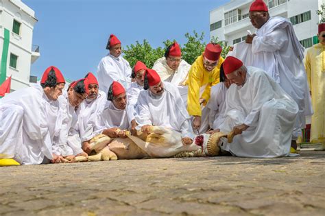 الملك محمد السادس يؤدي صلاة العيد بتطوان وينحر الأضحية العمق المغربي