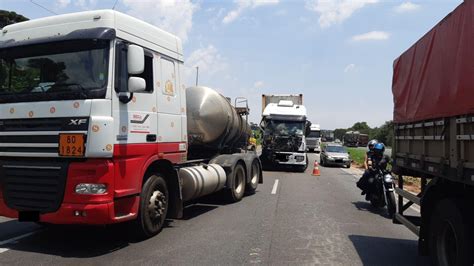 Acidente envolvendo dois caminhões e um carro complica trânsito no