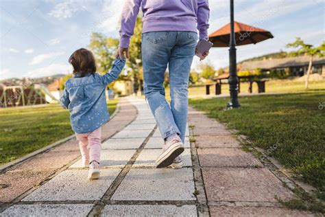 Vista Posterior De Madre E Hijo Desconocido Mujer E Hija Niña Caminando