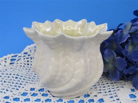 Vintage Belleek Vintage Porcelain Shell Vase In Like New Condition 3rd