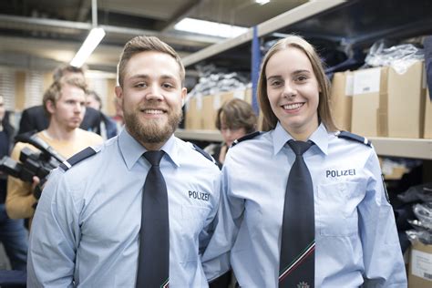 Junge Polizisten Bekommen Ihre Erste Uniform Polizei Nrw