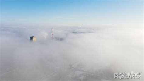 Miasto przemysłowe rankiem we mgle z lotu ptaka jastrzębie zdrój wall