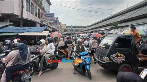 Berburu Baju Lebaran Ribuan Warga Padati Pasar Cikurubuk Tasikmalaya