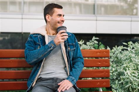 Homem Moderno Sentado No Banco Em Ambiente Urbano Foto Gr Tis