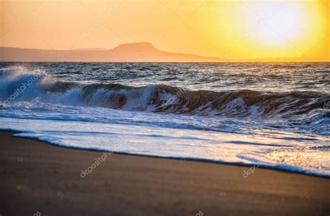 Puesta De Sol Y Mar Tormentoso Cerca De La Ciudad De Rethymno En La