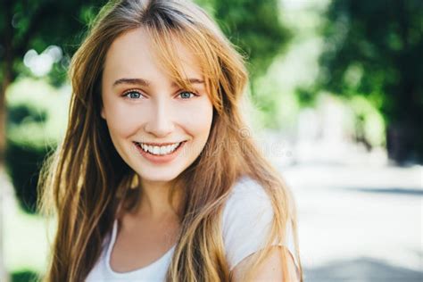 Portrait D Une Jeune Fille Avec La Peau Propre Et D Une Blonde Naturelle Image Stock Image Du