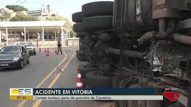 Bom Dia ES Carreta tomba na pracinha de Caratoíra em Vitória Globoplay