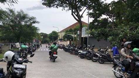 Driver Ojol Panen Di Sekitar Parkir Sepeda Motor Pihak Bandara Tak