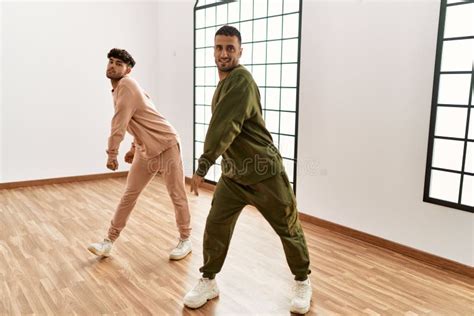 Dos Hombres Hispanos Pareja De Bailarines Sonriendo Confiados Bailando