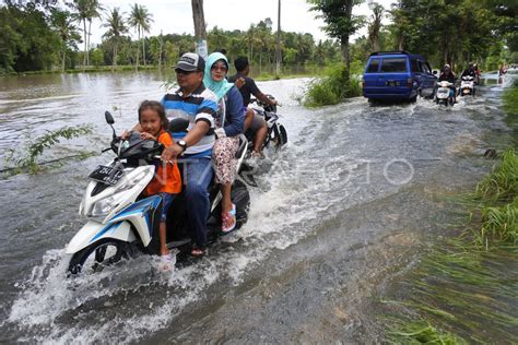 Akses Jalan Desa Banjir Antara Foto