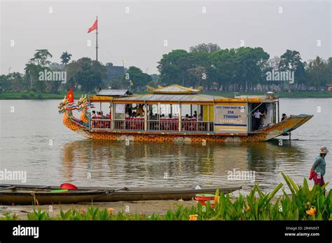 Les Touristes Dans Un Bateau Dragon Naviguent Lentement Le Long De La