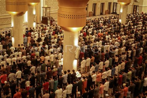 Shalat Tarawih Pertama Di Masjid Sheikh Zayed Solo Antara Foto