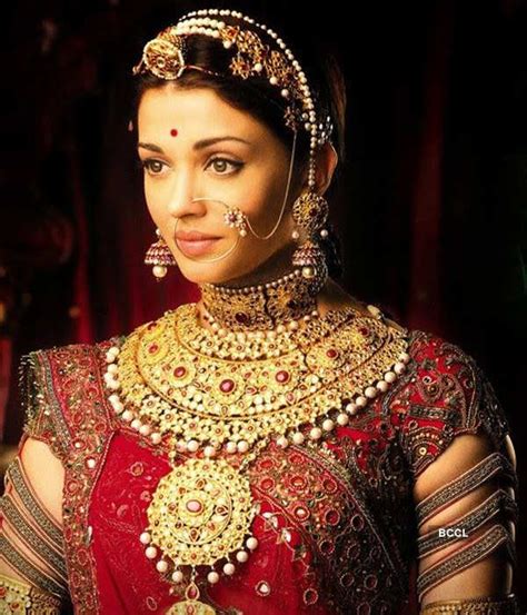 Aishwarya Rai Bachchan Wearing Beautiful Hindu Jewelry Ash Looks