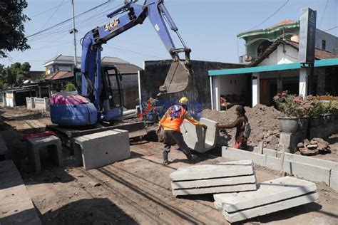 Pasang U Ditch Proyek Jalan Beton Desa Tropodo Waru Rampung Akhir