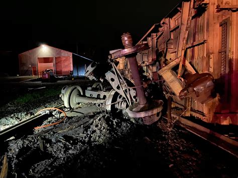 Train derailment closes Highway 99 between Canby, Oregon City | KOIN.com
