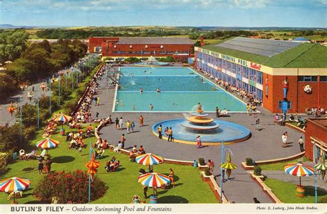 Butlins Filey - Outdoor Swimming Pool & Fountains | Butlins, Butlins holidays, Swimming pool ...