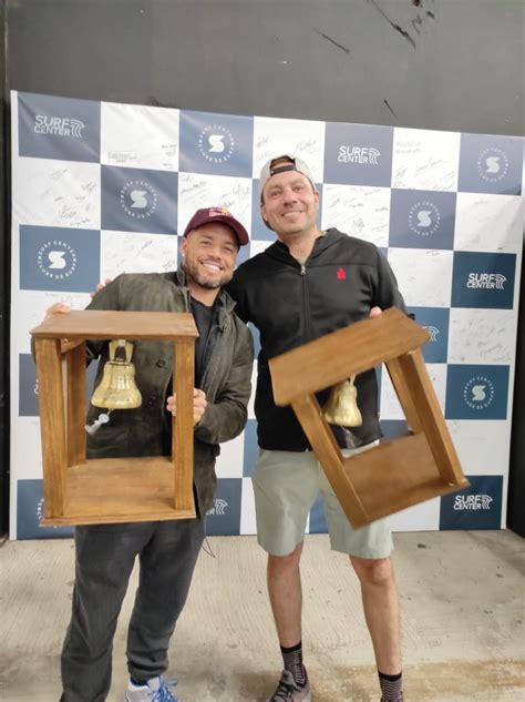 O campeão mundial de surf Adriano de Souza o Mineirinho esteve em