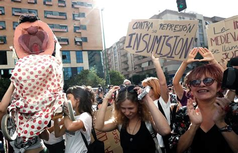 Pussy Riot espeta a Bolsonaro en póster para divulgar conciertos en