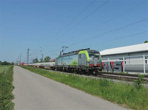 BLS Cargo Re 485 017 Mit Einer RoLa Und Zwei Begleitwagen Richtung