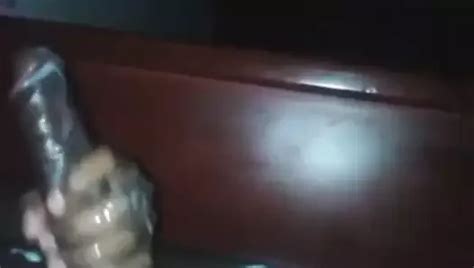 Atletische Zwarte Amateur Ligt Achterover Terwijl Ze Wordt Afgezogen Door Een Oudere Homo Xhamster