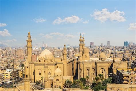 Vista de la mezquita del sultán hassan en el cairo en un día soleado