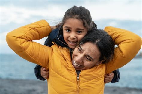 Feliz Madre Latina Disfrutando Del Tiempo Con Su Hijo Durante Las Vacaciones De Invierno Imagen