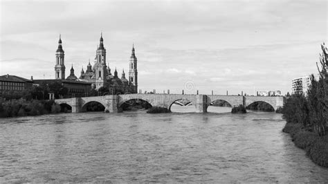 Pont De Pierre De Puente De Piedra Cathédrale De La Seo Et Basilique