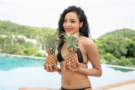 Bikini Mujer Joven Mostrando Pi A Pi A Fruta Mujer Sonriendo Saludable