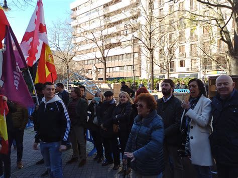 El fuerte despliegue policial desinfla la protesta de Vox ante la sede