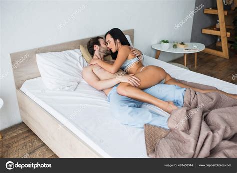 Sexy Joven Pareja Besándose Besándose Cama fotografía de stock