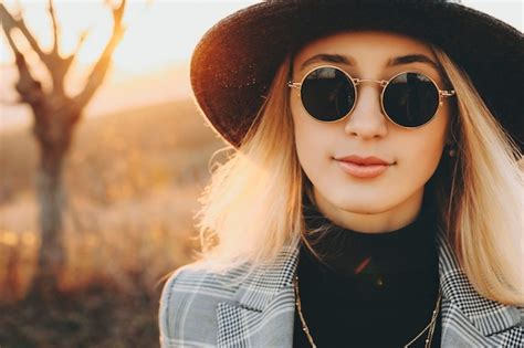 Premium Photo Smiling Caucasian Woman With Eyeglasses And Hat Looking