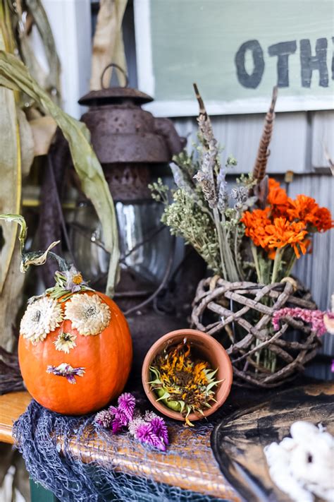 Garden Witch Porch Decor: A Bewitchingly Beautiful Halloween Look ...