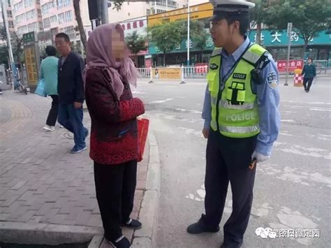 【暖心事】执勤路口遇迷路老人 安定交警耐心帮助找到家门罗文雅